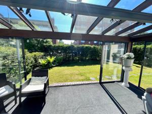 奥卢Design Guesthouse Laanila的门廊上设有屏风,享有庭院的景色