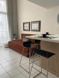 萨尔瓦多Vitoria Loft 403的客厅配有床和桌椅