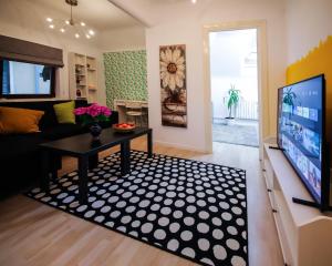 布加勒斯特Comfort & Style - KISELEFF - ARCUL DE TRIUMF -的客厅配有桌子和电视