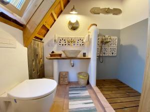Viscri 32 - White Barn and Blue House的一间浴室