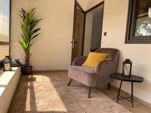 巴马科BLU Apartments的客厅配有椅子和黄色枕头