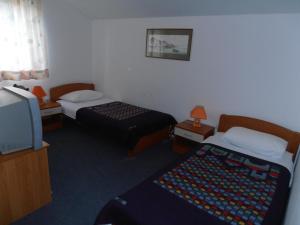 梅特科维奇梅特科维奇酒店的酒店客房设有两张床和电视。