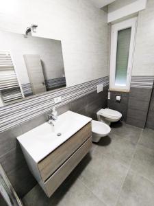 格拉达拉Villa Paoletti, appartamento confortevole nel cuore di Gradara的一间带水槽和卫生间的浴室