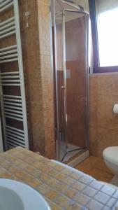 加拉托内Casa Elda的带淋浴和卫生间的浴室