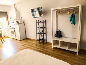 多列毛利诺斯拉诺加乐拉公寓的客厅配有镜子和冰箱