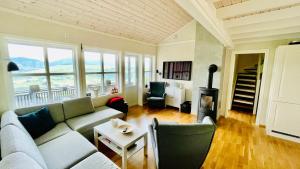 斯屈勒斯塔穆Voss - Apartment with panoramic view的客厅配有沙发和桌子