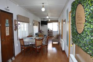 蓬塔阿雷纳斯Aska Patagonia的用餐室以及带桌椅的起居室。