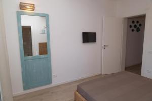 利多迪耶索罗Casalina的一间卧室设有蓝色的门和镜子