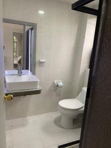 瓜达拉哈拉波萨达圣塔菲酒店的浴室配有白色卫生间和盥洗盆。
