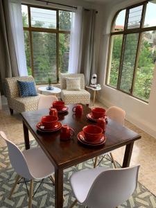 瓜达拉哈拉波萨达圣塔菲酒店的一间带木桌和椅子的用餐室