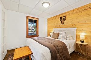 埃斯蒂斯帕克Misty Mountain Lodge的一间卧室设有一张床和木墙