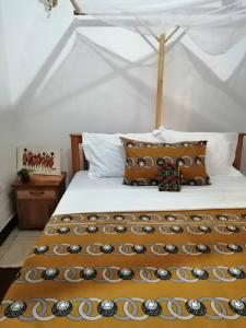莫希摩尔森阿卓普酒店的一间卧室配有一张白色天蓬床