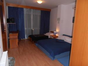 梅特科维奇梅特科维奇酒店的酒店客房设有床和窗户。