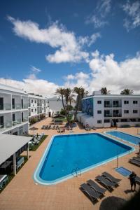 科拉雷侯Corralejo Surfing Colors Hotel&Apartments的度假村游泳池的图片