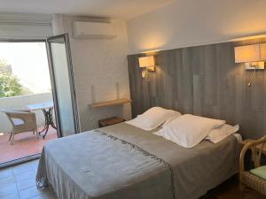 莫里亚尼海滩绿色海岸酒店 的一间带大床的卧室和一个阳台