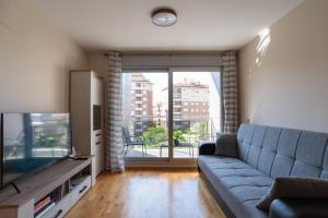 卡斯特利翁-德拉普拉纳Apartamento Bulevar 2的客厅配有蓝色的沙发和电视