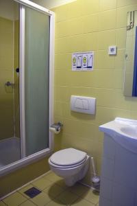 里耶卡HI Hostel Rijeka的浴室配有卫生间、淋浴和盥洗盆。