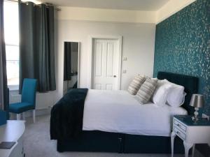 海尔Loggans Lodge的一间卧室设有一张床和蓝色的墙壁