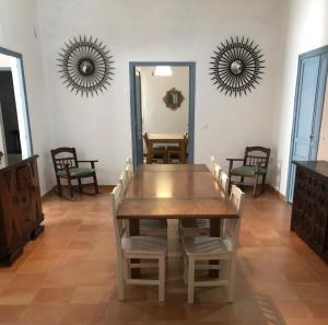 桑卢卡尔-德巴拉梅达Sagrado Corazón - Chalet con piscina, a 25m playa的一间带桌椅和镜子的用餐室