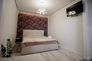 捷尔诺波尔Нова гарна та чиста, квартира біля парку та озера的一间卧室设有一张床和砖墙