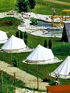拉多夫吉卡White Tent Mountain View in camp Garden Park的相册照片