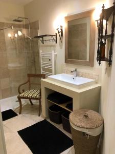 马赛苏乐克劳切公寓的一间带水槽和淋浴的浴室