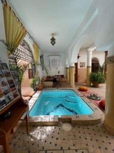 马拉喀什Riad La Calèche & SPA的大型客房的大型游泳池