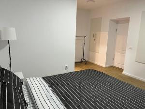 锡纳亚Accommode的一间卧室配有一张带黑白毯子的床