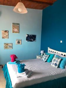 霍拉斯法基翁Great sea-view apartment.的蓝色卧室设有一张带蓝色墙壁的大床