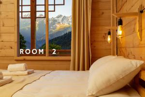 ChioraChiora Inn的山景卧室 - 带1张床