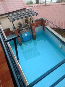 多纳保拉Casa de Tidina的享有别墅内游泳池的顶部景致