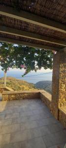 SfendoúrionHoliday Home in Sfendouri, Aegina的享有山脉和树木景致的天井。