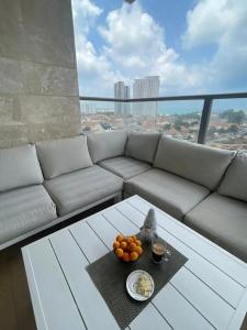 哈德拉SEA & FUN的客厅配有沙发和水果桌
