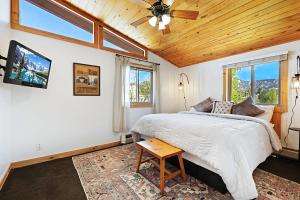 埃斯蒂斯帕克Misty Mountain Lodge的一间卧室配有一张床和吊扇