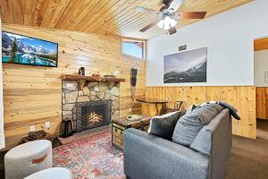 埃斯蒂斯帕克Misty Mountain Lodge的带沙发和壁炉的客厅