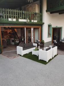 戈雷尼斯卡地区采尔克列Mama's House的客厅配有白色的沙发和庭院。