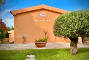 奥尔比亚Casagliana Suite Resort的带有卡萨布兰卡读物标志的建筑