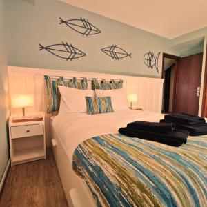 ArcozeloVarandas do Mar的卧室配有一张墙上有鱼的床
