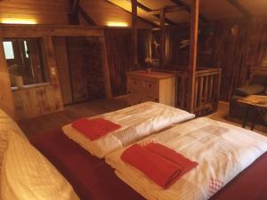 拉姆绍Fronwieshof的一间卧室配有两张带毛巾的床