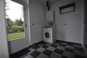 GriendtsveenVakantiewoning nabij Toverland的洗衣房配有洗衣机和窗户