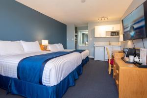夸利库姆海滩海洋冠汽车旅馆 的酒店客房设有一张大床和一个厨房。
