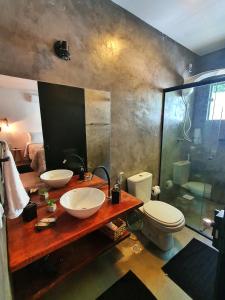 戈亚斯州上帕莱索Morada dos Saguis的浴室配有2个盥洗盆、卫生间和淋浴。