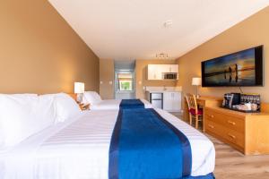 夸利库姆海滩海洋冠汽车旅馆 的酒店客房设有一张大床和一个厨房。