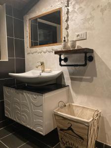 圣埃乌费米亚阿马伊埃拉CASA MUPI的一间带水槽和镜子的浴室