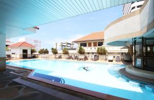 芭堤雅市中心A.A.芭堤雅酒店的大楼中央的大型游泳池