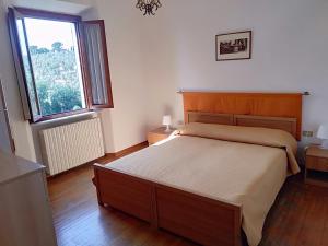 芬奇La casa di Elisa的一间卧室设有一张床和一个大窗户