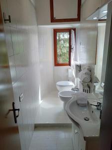 芬奇La casa di Elisa的白色浴室设有2个水槽和2个卫生间