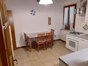 芬奇La casa di Elisa的厨房配有桌椅和炉灶。