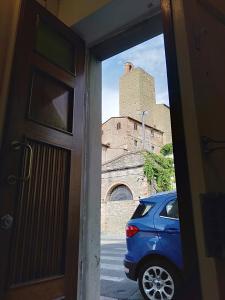 芬奇La casa di Elisa的享有大楼和一辆蓝色汽车的门景