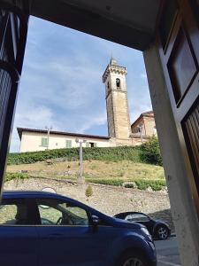 芬奇La casa di Elisa的停泊在钟楼前的汽车